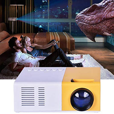 Mini proyector LED blanco y amarillo para cine en casa con pareja viendo una película en el dormitorio.